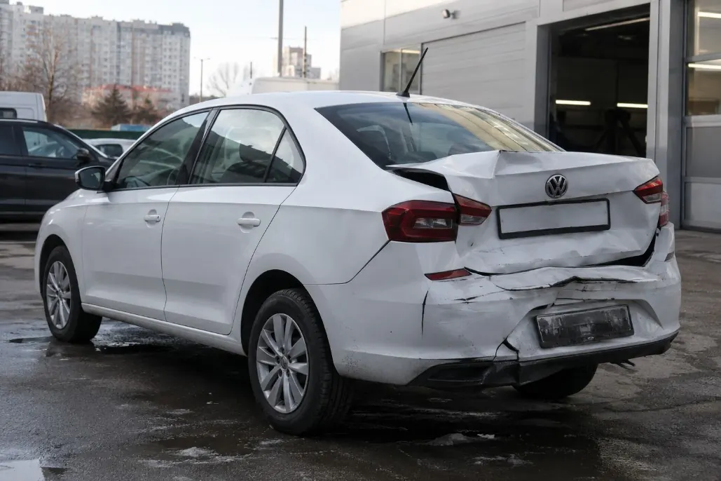 Повреждение задней части автомобиля после ДТП