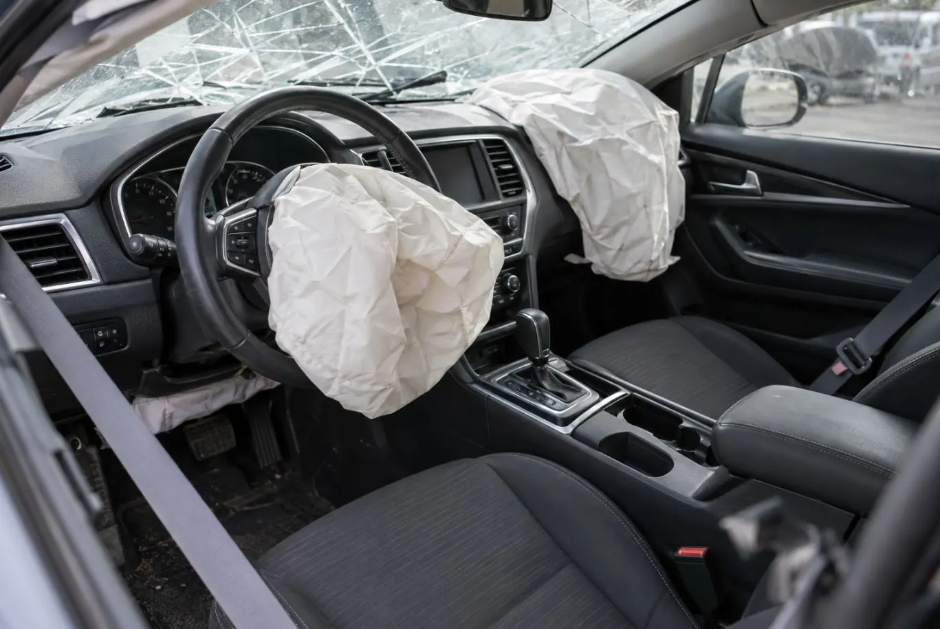 Сработавшие подушки безопасности в салоне автомобиля